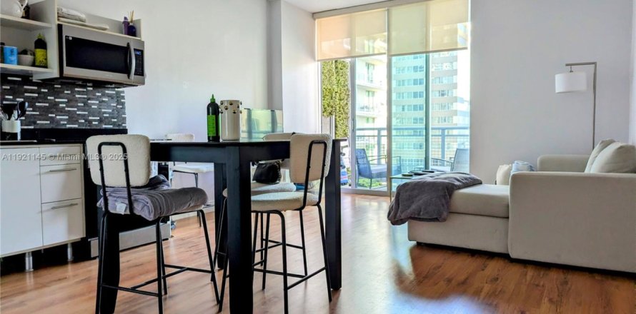Condo in Miami, Florida, 1 bedroom  № 1975493