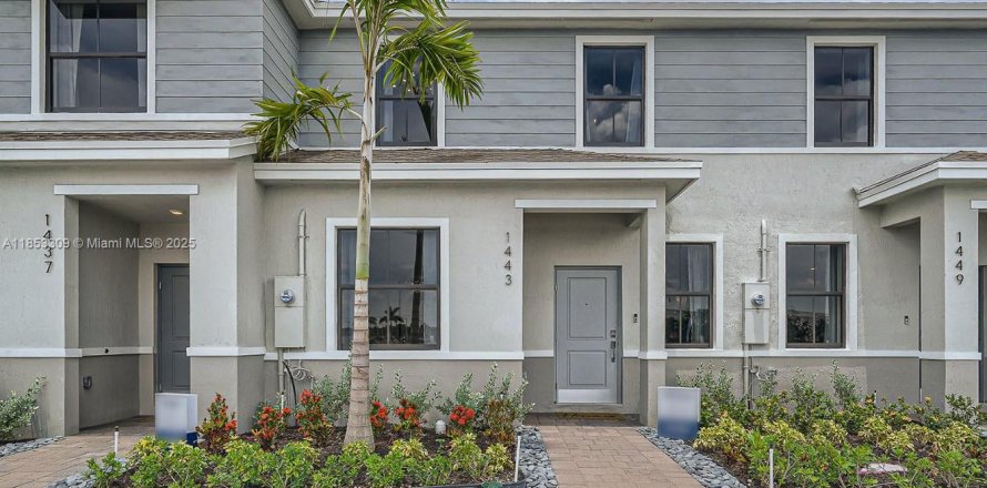 Townhouse in Florida City, Florida 4 bedrooms, 146.97 sq.m. № 1877719