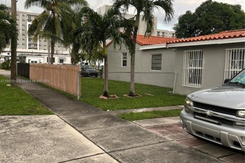 Casa en venta en Hialeah, Florida, 4 dormitorios, 171.22 m2 № 1741478 - foto 2