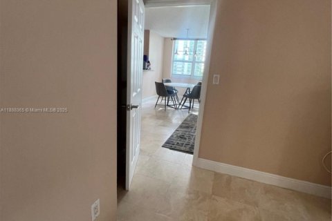 Condo in Miami, Florida, 2 bedrooms  № 1942293 - photo 22