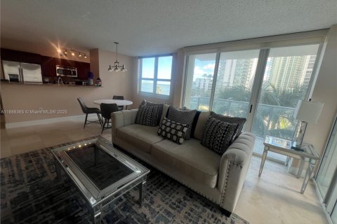 Condo in Miami, Florida, 2 bedrooms  № 1942293 - photo 4