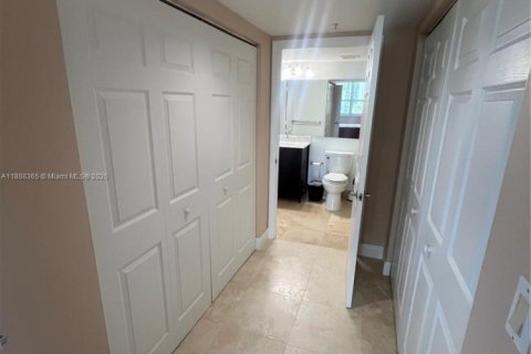 Condo in Miami, Florida, 2 bedrooms  № 1942293 - photo 15