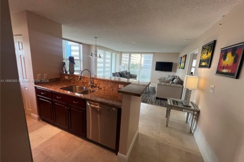 Condo in Miami, Florida, 2 bedrooms  № 1942293 - photo 12