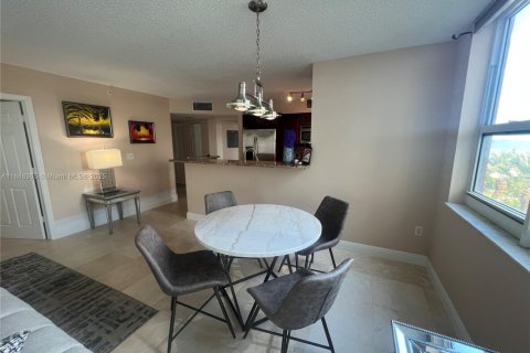 Condo in Miami, Florida, 2 bedrooms  № 1942293 - photo 6