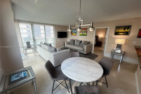Condo in Miami, Florida, 2 bedrooms  № 1942293 - photo 7
