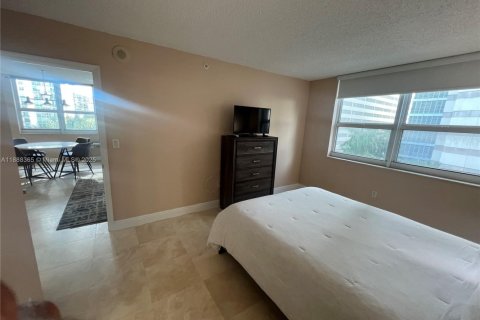 Condo in Miami, Florida, 2 bedrooms  № 1942293 - photo 19