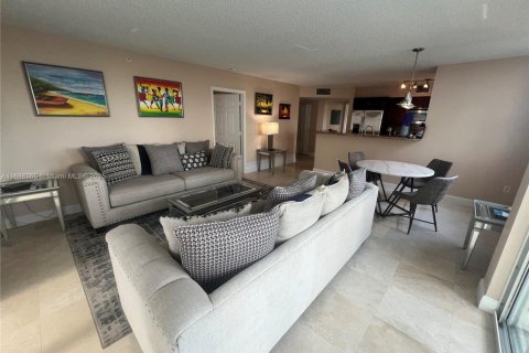 Condo in Miami, Florida, 2 bedrooms  № 1942293 - photo 5