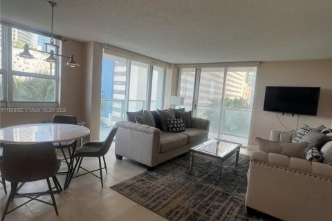 Condo in Miami, Florida, 2 bedrooms  № 1942293 - photo 3
