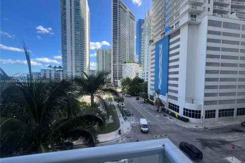 Condo in Miami, Florida, 2 bedrooms  № 1942293 - photo 25