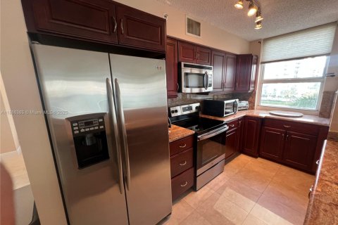 Condo in Miami, Florida, 2 bedrooms  № 1942293 - photo 11
