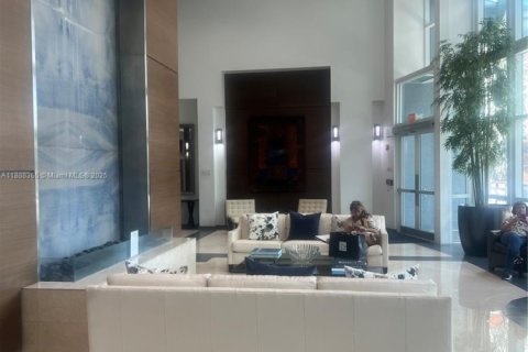 Condo in Miami, Florida, 2 bedrooms  № 1942293 - photo 28