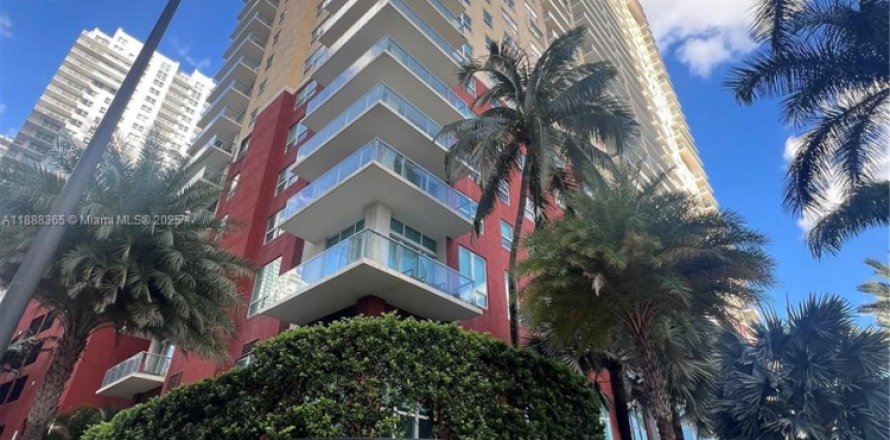 Condo in Miami, Florida, 2 bedrooms  № 1942293