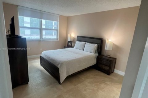 Condo in Miami, Florida, 2 bedrooms  № 1942293 - photo 18