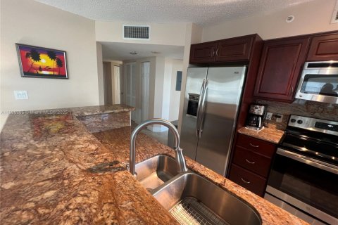 Condo in Miami, Florida, 2 bedrooms  № 1942293 - photo 8