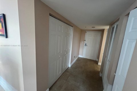Condo in Miami, Florida, 2 bedrooms  № 1942293 - photo 13