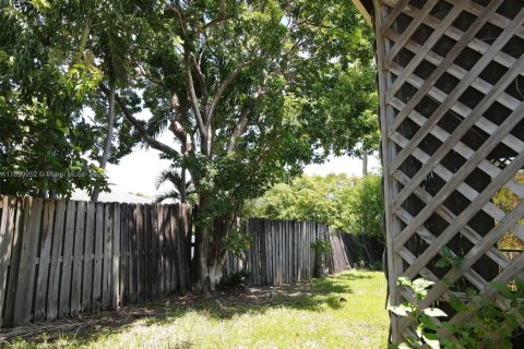 House in Miami, Florida 3 bedrooms, 153.01 sq.m. № 1890113 - photo 12