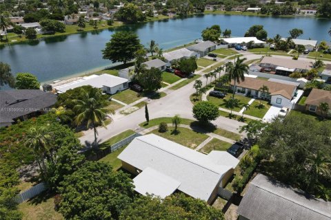House in Miami, Florida 3 bedrooms, 153.01 sq.m. № 1890113 - photo 7