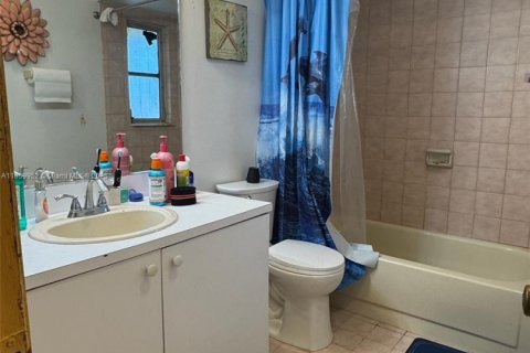 House in Miami, Florida 3 bedrooms, 153.01 sq.m. № 1890113 - photo 19