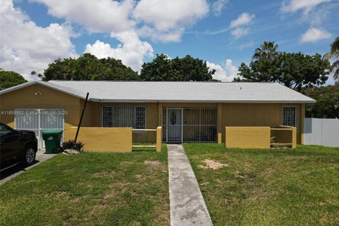 House in Miami, Florida 3 bedrooms, 153.01 sq.m. № 1890113 - photo 1