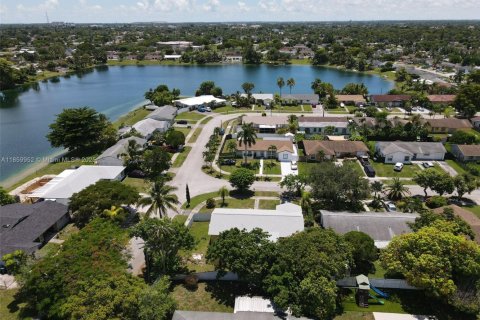 House in Miami, Florida 3 bedrooms, 153.01 sq.m. № 1890113 - photo 8