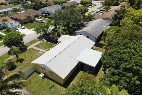 House in Miami, Florida 3 bedrooms, 153.01 sq.m. № 1890113 - photo 9