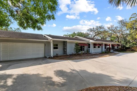 House in Tampa, Florida 4 bedrooms, 272.02 sq.m. № 1626120 - photo 1