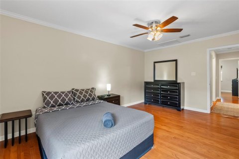House in Tampa, Florida 4 bedrooms, 272.02 sq.m. № 1626120 - photo 12