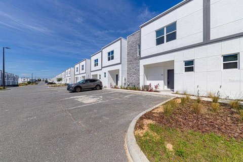 Adosado en alquiler en Davenport, Florida, 5 dormitorios, 155.24 m2 № 1846512 - foto 1