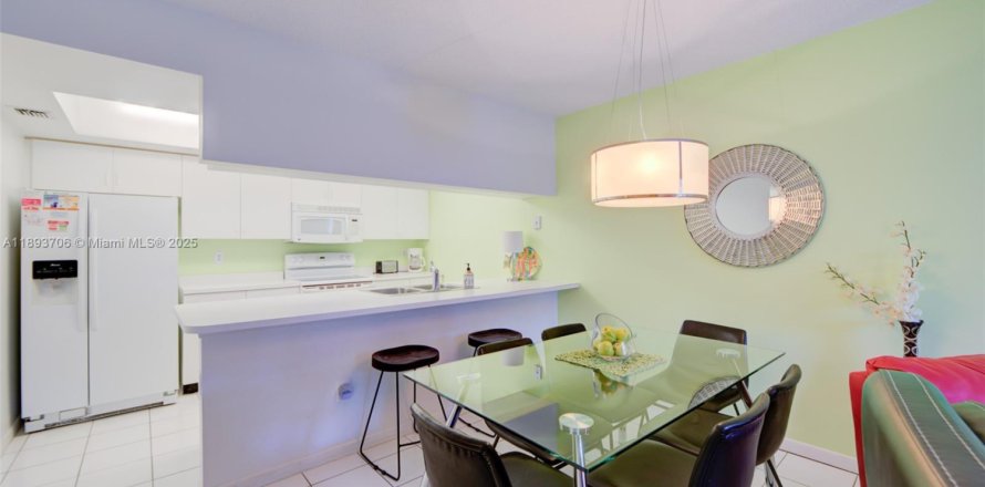 Кондоминиум с 3 спальнями в Хайполюксо, Флорида № 1949549