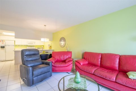 Купить кондоминиум в Хайполюксо, Флорида 3 спальни, 95.13м2, № 1949549 - фото 10