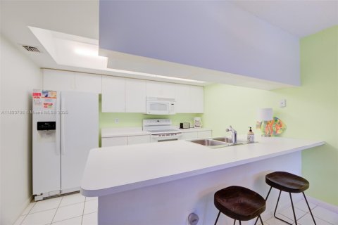 Купить кондоминиум в Хайполюксо, Флорида 3 спальни, 95.13м2, № 1949549 - фото 5