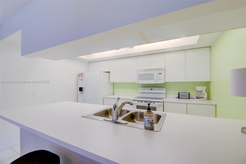 Купить кондоминиум в Хайполюксо, Флорида 3 спальни, 95.13м2, № 1949549 - фото 2