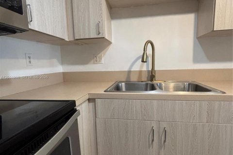 Condominio en alquiler en Miami, Florida, 2 dormitorios, 88.26 m2 № 2074912 - foto 12