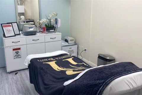 Immobilier commercial à vendre à Sunny Isles Beach, Floride № 1980664 - photo 12