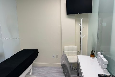 Immobilier commercial à vendre à Sunny Isles Beach, Floride № 1980664 - photo 18