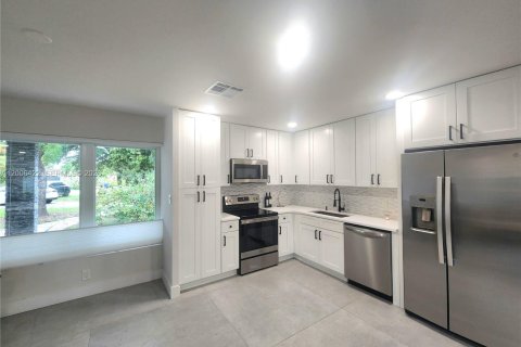Villa ou maison à vendre à Wilton Manors, Floride: 3 chambres, 112.78 m2 № 2074307 - photo 3