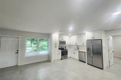 Villa ou maison à vendre à Wilton Manors, Floride: 3 chambres, 112.78 m2 № 2074307 - photo 2