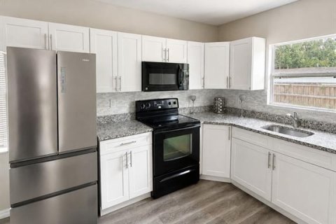 House in Plant City, Florida 2 bedrooms, 74.32 sq.m. № 2391362 - photo 12