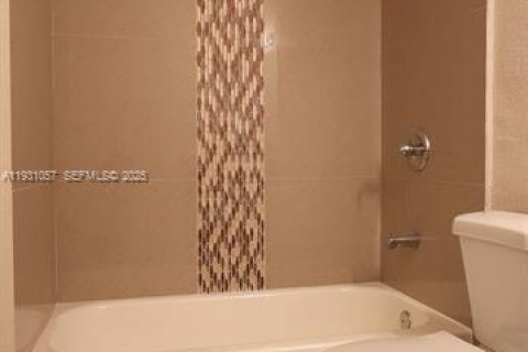 Снять в аренду виллу или дом в Санрайз, Флорида 3 спальни, 267.56м2, № 1989593 - фото 6