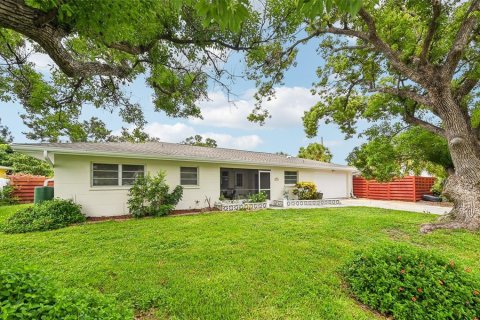 House in Sarasota, Florida 3 bedrooms, 129.78 sq.m. № 1840073 - photo 1
