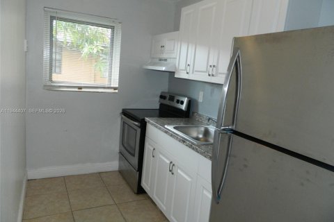 Commercial property in Fort Lauderdale, Florida 109.16 sq.m. № 2002270 - photo 2