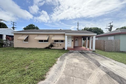 Villa ou maison à vendre à West Palm Beach, Floride: 3 chambres, 115.38 m2 № 1944544 - photo 3