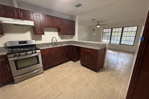 House in Pompano Beach, Florida 3 bedrooms, 119.19 sq.m. № 2008089