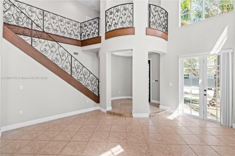 House in Miami, Florida 5 bedrooms, 291.43 sq.m. № 1952670 - photo 3
