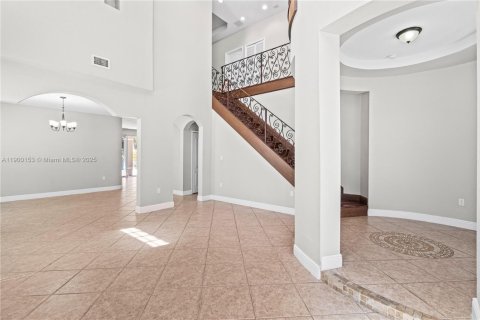House in Miami, Florida 5 bedrooms, 291.43 sq.m. № 1952670 - photo 2
