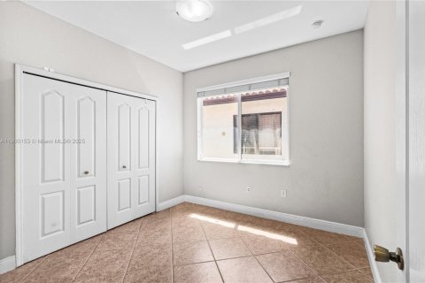 House in Miami, Florida 5 bedrooms, 291.43 sq.m. № 1952670 - photo 26