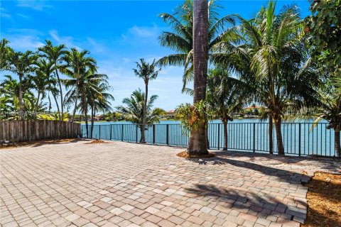House in Miami, Florida 5 bedrooms, 291.43 sq.m. № 1952670 - photo 27