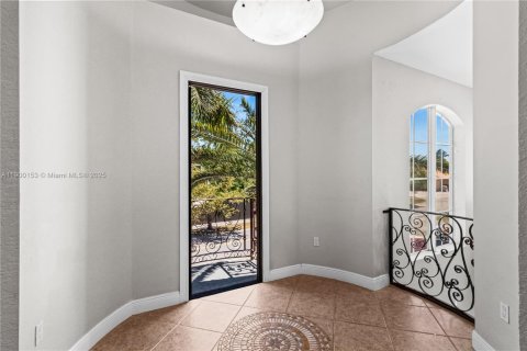 House in Miami, Florida 5 bedrooms, 291.43 sq.m. № 1952670 - photo 11