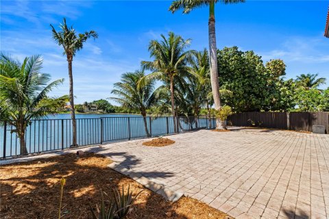 House in Miami, Florida 5 bedrooms, 291.43 sq.m. № 1952670 - photo 28