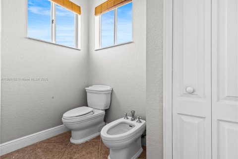 House in Miami, Florida 5 bedrooms, 291.43 sq.m. № 1952670 - photo 18
